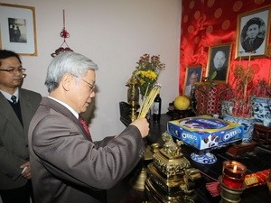 Party chief lays incense in honor of late Party leaders - ảnh 1